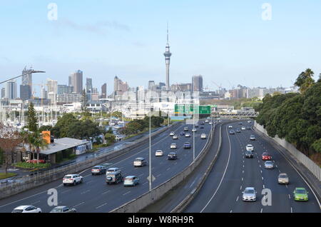 Auckland City Skyline donnant sur le Nord de l'autoroute et Westhaven Marina Banque D'Images