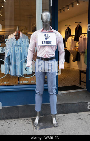 Sentir MON TISSU. Publicité sur un mennequin en dehors d'un magasin de vêtements de pop up sur Spring Street, à Soho, Manhattan, New York. Banque D'Images