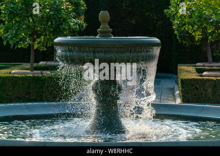 L'eau d'arrosage d'une fontaine avec des gouttes d'eau détaillée glinstering au soleil Banque D'Images