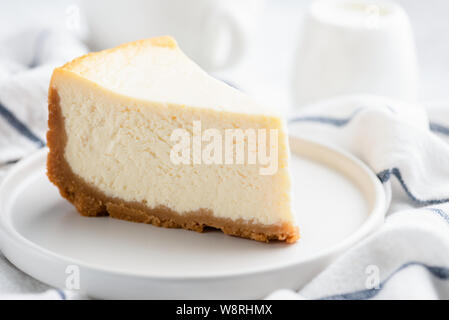 Feuille vierge New York Cheesecake sur plaque blanche, vue rapprochée. Gâteau dessert crémeux délicieux gâteau à la crème glacée ou Banque D'Images