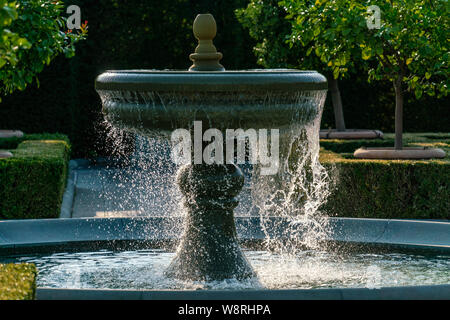 L'eau d'arrosage d'une fontaine avec des gouttes d'eau détaillée glinstering au soleil Banque D'Images