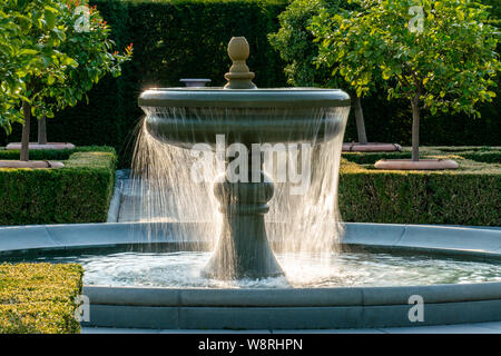 L'eau d'arrosage d'une fontaine avec des gouttes d'eau détaillée glinstering au soleil Banque D'Images