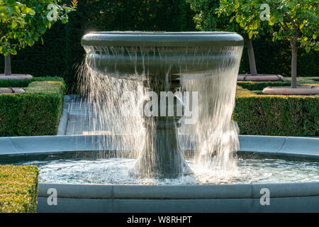 L'eau d'arrosage d'une fontaine avec des gouttes d'eau détaillée glinstering au soleil Banque D'Images