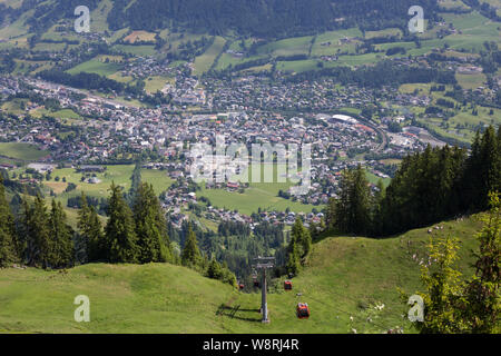 Une vue en été sur le village de Kitzbuhel, Autriche depuis les pistes de la piste de ski de descente Hahnenkamm avec le téléphérique au premier plan. Banque D'Images