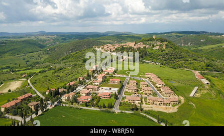 Vue sur la petite ville de Monticchiello, Toscane Banque D'Images