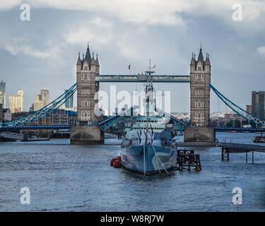 Tower Bridge est ouvert derrière l'emblématique HMS Belfast, sur la Tamise. Banque D'Images