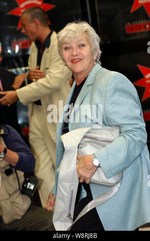 Actrice écossaise Eileen Paterson de "prendre la route" arrive pour le Royaume-Uni première de ' ' Wit au cinéma Odéon, Édimbourg, ce soir ( dimanche 26/8/01) où le film est le film de clôture de ce Festival International du Film d'Edimbourg. Banque D'Images