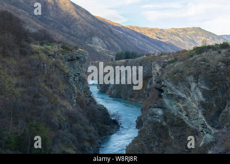 Le Kawarau River s'écoule du lac Wakatipu à Queenstown à travers la gorge à Cromwell et le lac Dunstan dans Otago en Nouvelle-Zélande. Le pont est le sit Banque D'Images