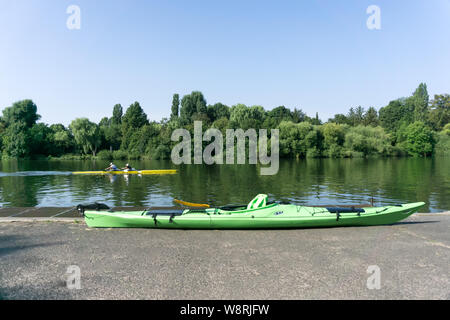 Deux personnes canoë sur la rivière principale, l'Europe, l'Allemagne, l'Rhain-Main, Hessen, Frankfurt, Offenbach-Bürgel Banque D'Images