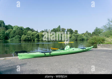 Deux personnes canoë sur la rivière principale, l'Europe, l'Allemagne, l'Rhain-Main, Hessen, Frankfurt, Offenbach-Bürgel Banque D'Images