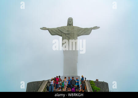 RIO DE JANEIRO, Brésil - 2 mars, 1916 : les touristes prenant photo en face de la célèbre statue du Christ rédempteur de Corcovado dans la Tijuca Banque D'Images