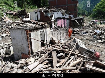 Yongjia, Chine. 11 août, 2019. (190811) -- YONGJIA, le 11 août, 2019 (Xinhua) -- Les sauveteurs recherche de victimes sur le site du glissement dans Shanzao Village de Yantan Township dans Yongjia, est de la Chine, la province du Zhejiang, le 11 août 2019. Un total de 32 personnes sont mortes et 16 sont toujours portées disparues après Lekima, le neuvième et le plus puissant typhon de l'année, s'est posé autour de 1:45 h samedi de la ville de Wenling, dans l'est de la Chine, la Province de Zhejiang, le siège provincial de contrôle des inondations a dit. Source : Xinhua/Alamy Live News Banque D'Images