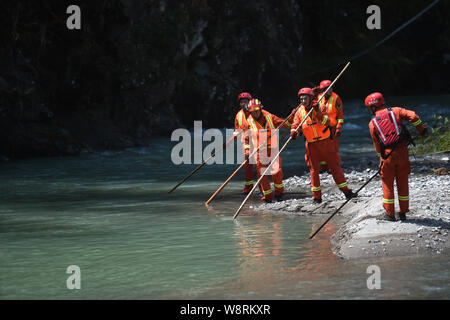 Yongjia, Chine. 11 août, 2019. (190811) -- YONGJIA, le 11 août, 2019 (Xinhua) -- Les sauveteurs travaillent sur le site du glissement dans Shanzao Village de Yantan Township dans Yongjia, est de la Chine, la province du Zhejiang, le 11 août 2019. Un total de 32 personnes sont mortes et 16 sont toujours portées disparues après Lekima, le neuvième et le plus puissant typhon de l'année, s'est posé autour de 1:45 h samedi de la ville de Wenling, dans l'est de la Chine, la Province de Zhejiang, le siège provincial de contrôle des inondations a dit. Source : Xinhua/Alamy Live News Banque D'Images