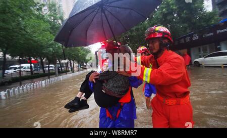 Qingdao, Chine. 11 août, 2019. (190811) -- BEIJING, le 11 août 2019 (Xinhua) -- aide les sauveteurs une inondation brin femme âgée à Binzhou, mer de Chine orientale, la province du Shandong, le 11 août 2019. (Photo de Chen Pengyu/Xinhua) Source : Xinhua/Alamy Live News Banque D'Images