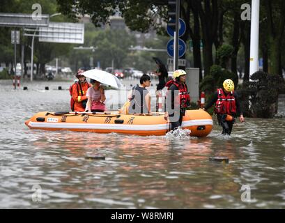 Qingdao, Chine. 11 août, 2019. (190811) -- BEIJING, le 11 août 2019 (Xinhua) -- l'inondation transfert sauveteurs-brin de personnes dans l'est de la Chine Wenling, dans la province du Zhejiang, le 10 août 2019. (Photo de Wu Pengfei/Xinhua) Credit : Xinhua/Alamy Live News Banque D'Images