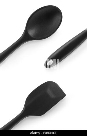 Collection d'articles de cuisine en silicone et en plastique noir spatule et cuillère isolé sur fond blanc Banque D'Images