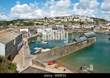 Quayside et pier séparant le port intérieur et extérieur de Mevagissey. Cornwall, Angleterre, Royaume-Uni Banque D'Images