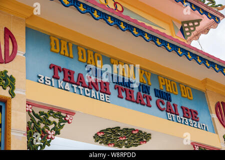 Inscription par écrit au-dessus de l'entrée colorée Temple Cao Dai (Thánh Thất Cái Bè) pour la foi Caodaism. À Cai Be, province de Tien Giang, Viet Nam du Sud Banque D'Images