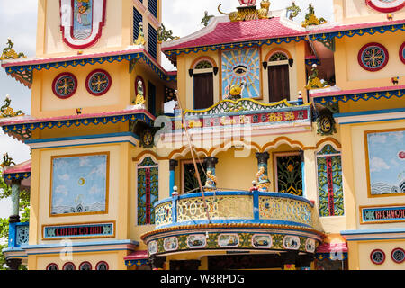 L'Œil gauche de Dieu sur Ornate Temple Cao Dai (Thánh Thất Cái Bè) pour la foi Caodaism. À Cai Be, province de Tien Giang, Viet Nam du Sud, Asie Banque D'Images