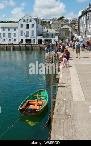 La pêche du crabe de la famille sur quai. Mevagissey, Cornwall, Angleterre, Royaume-Uni Banque D'Images