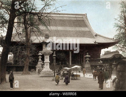 [ 1890 - Japon Temple bouddhiste à Asakusa, Tokyo ] - le temple bouddhiste Sensoji à Asakusa de Tokyo. Cette image a été publiée en 1895 (28) par Meiji Kazumasa Ogawa dans des scènes de l'Est de la capitale du Japon. 19e siècle phototypie vintage print. Banque D'Images