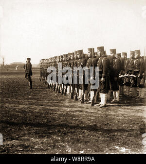 [ 1900 - Japon Drapeaux et cinémas à Osaka ] - troupe d'infanterie japonaise en ordre de marche, ca 1904 (ère Meiji) 37. 20e siècle stéréogramme vintage. Banque D'Images