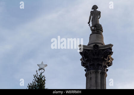 Londres, Royaume-Uni - 17, décembre 2018 : arbre de Noël star et la célèbre statue de l'amiral Nelson sur Trafalgar Square à Londres, Royaume-Uni Banque D'Images