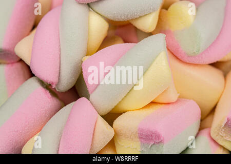 Guimauves de couleur bol en forme de spirale, close-up arrière-plan. Bleu vert rose jaune doux, léger dessert guimauve aérée des bonbons. Banque D'Images