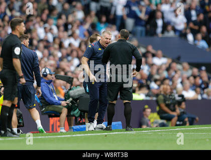 Tottenham Hotspur Stadium, Londres, Royaume-Uni. 10 août, 2019. English Premier League, Tottenham Hotspur contre Aston Villa ; Aston Vila manager Dean Smith en criant à la cinquième sur la ligne de touche officiel - éditorial uniquement. Credit : Action Plus Sport Images/Alamy Live News Banque D'Images