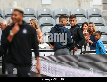 Newcastle, Royaume-Uni. 11 août, 2019. Utilisation éditoriale strictement seulement. Pas d'utilisation non autorisée avec l'audio, vidéo, données, listes de luminaire, club ou la Ligue de logos ou services 'live'. En ligne De-match utilisation limitée à 120 images, aucune émulation. Aucune utilisation de pari, de jeux ou d'un club ou la ligue/dvd publications English Premier League, Newcastle United contre Arsenal FC ; Newcastle United fans watch comme Joelinton de Newcastle United arrive sur le terrain - L'usage éditorial uniquement. Credit : Action Plus Sport Images/Alamy Live News Banque D'Images