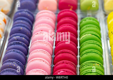 Gâteaux macaron français multicolores, même rangées de pâtisseries dessert macaron. Gâteaux à la crème d'amande Banque D'Images