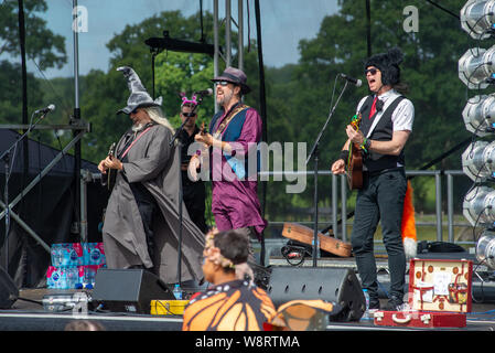 Groupe de mères Ukers ukulele au New Forest Fairy Festival, Burley, Ringwood, New Forest, Hampshire, Angleterre, Royaume-Uni Banque D'Images