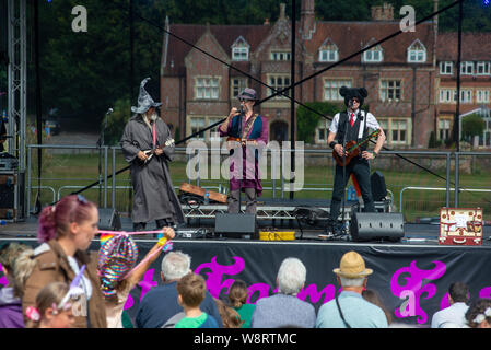 Groupe de mères Ukers ukulele au New Forest Fairy Festival, Burley, Ringwood, New Forest, Hampshire, Angleterre, Royaume-Uni Banque D'Images