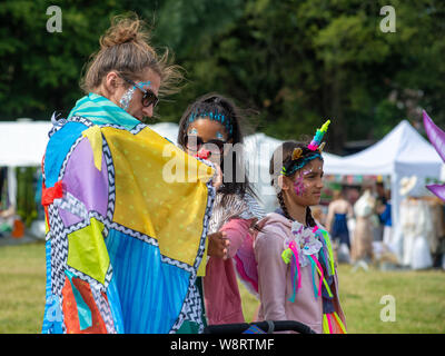 Personnes en costume fantaisie au New Forest Fairy Festival, Burley, Ringwood, New Forest, Hampshire, Angleterre, Royaume-Uni Banque D'Images