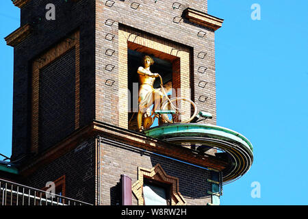 Copenhague, Danemark, le 14 juin 2019, copenhague Radhuspladsen : le temps fille un groupe torating sculpture or parlons climat : la fille aux t Banque D'Images