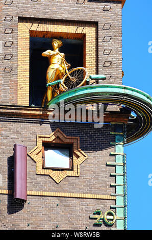 Copenhague, Danemark, le 14 juin 2019, copenhague Radhuspladsen : le temps fille un groupe torating sculpture or parlons climat : la fille aux t Banque D'Images