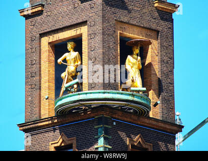 Copenhague, Danemark, le 14 juin 2019, copenhague Radhuspladsen : le temps fille, une sculpture d'or groupe rotatif parlons climat : la fille avec Banque D'Images