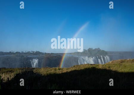 En arc-en-ciel le spray de Victoria Falls sur la frontière de la Zambie et du Zimbabwe, l'Afrique. Banque D'Images