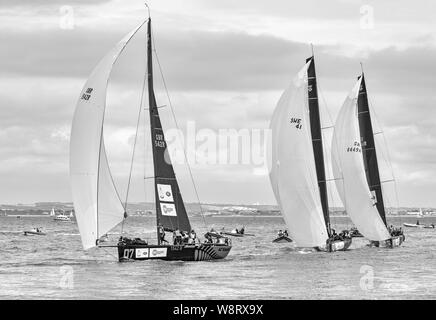 Kings Cup à Cowes, île de Wight, Hampshire Royaume-Uni en août - noir et blanc monochrome monochrome noir et blanc noir et blanc Banque D'Images