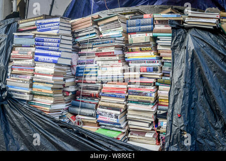 Macédoine SKOPJE/nord-Août 28 2018:utilisé livres, entassés dans une cabine de vendeurs à la place de Macédoine, centre ville. Banque D'Images