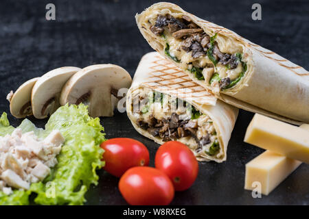 Gyroscope sandwich shawarma rouleau frais de Lavash lavash boeuf poulet Shawarma recette falafel tin mange farci de viande rôtie, champignons, fromage Banque D'Images