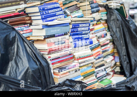 Macédoine SKOPJE/nord-Août 28 2018:utilisé livres, entassés dans une cabine de vendeurs à la place de Macédoine, centre ville. Banque D'Images