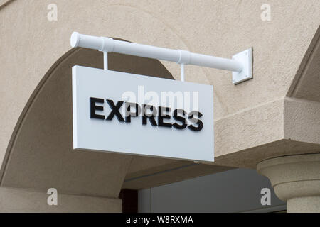 MAPLE GROVE, MN/USA - 16 janvier 2015 : Express store. Express, Inc. est un détaillant de mode américain qui s'adresse principalement aux jeunes femmes et hommes. Banque D'Images