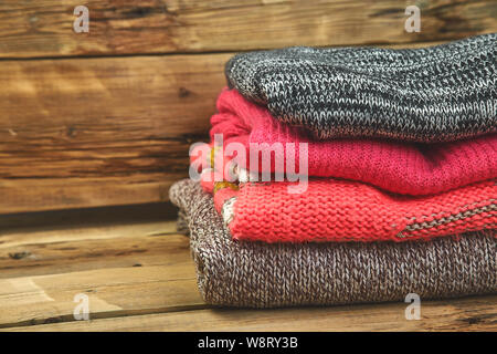 Pile de pulls confortables. Une pile de pulls chauds Banque D'Images