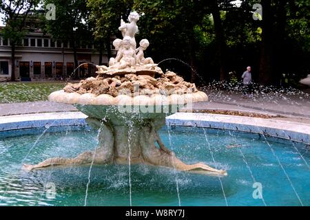 Fontaine de jardin classique - Ses - Parc de Varna- mer Noire - Bulgarie Banque D'Images