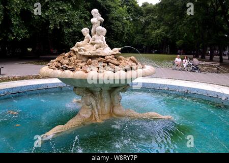 Fontaine de jardin classique - Ses - Parc de Varna- mer Noire - Bulgarie Banque D'Images