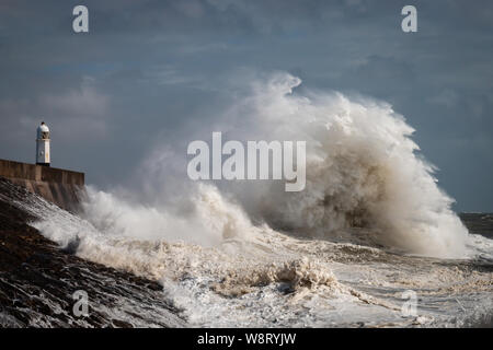 D'énormes vagues à côté d'un phare sur un jour de tempête, Porthcawl (Pays de Galles, Royaume-Uni) Banque D'Images