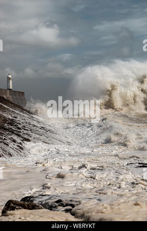 D'énormes vagues à côté d'un phare sur un jour de tempête, Porthcawl (Pays de Galles, Royaume-Uni) Banque D'Images