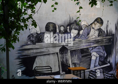 Athènes, Grèce, le Graffiti de l'école des filles dans une salle de classe d'époque sur un mur Banque D'Images