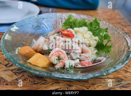 Ceviche péruvien frais, le plat national dans un restaurant à Miraflores, Lima, Pérou Banque D'Images